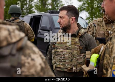Der Präsident der Ukraine, Wolodymyr Zelenski, besuchte während einer Arbeitsreise in die Region Charkiw die Frontpositionen des ukrainischen Militärs. Der Staatschef machte sich mit der operativen Situation im Zuständigkeitsbereich der entsprechenden Einheiten vertraut. Wolodymyr Zelenski überreichte den Soldaten staatliche Auszeichnungen und Geschenke und sprach mit den Verteidigern der Ukraine. „Ich möchte jedem von Ihnen für Ihren Dienst danken. Sie riskieren Ihr Leben für uns alle und unseren Staat. Vielen Dank, dass Sie die Unabhängigkeit der Ukraine verteidigt haben. Passen Sie auf sich auf!“ Sagte der Präsident. Stockfoto