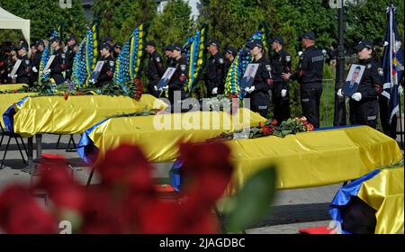 Nicht exklusiv: VINNYZJA, UKRAINE - 29. MAI 2022 - Polizeibeamte halten die Porträts von neun KORD-Soldaten, die bei einem russischen Raketenangriff umkamen Stockfoto