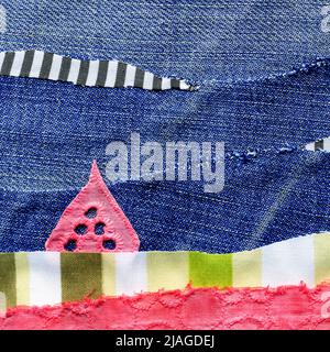 Abbildung mit Stoffkunstapplikation. Patchwork Waldlandschaft mit Bäumen, Hügeln und Himmel. Original Grafik-Illustration mit Jeans gestreiften Stoffklappen. Dekorative Landschaft handgemachte recycelte Müllkunst Stockfoto
