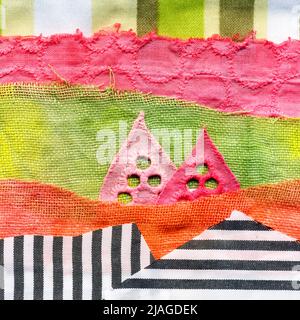 Abbildung mit Stoffkunstapplikation. Patchwork Waldlandschaft mit Bäumen, Hügeln und Himmel. Original Grafik-Illustration mit Jeans gestreiften Stoffklappen. Dekorative Landschaft handgemachte recycelte Müllkunst Stockfoto