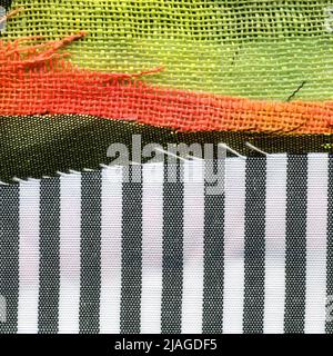 Abbildung mit Stoffkunstapplikation. Patchwork Waldlandschaft mit Bäumen, Hügeln und Himmel. Original Grafik-Illustration mit Jeans gestreiften Stoffklappen. Dekorative Landschaft handgemachte recycelte Müllkunst Stockfoto