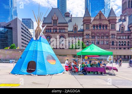 Auf dem Nathan Phillips Square findet während des Open Doors Festivals ein traditionelles Zelt der kanadischen First Nations statt. Stockfoto