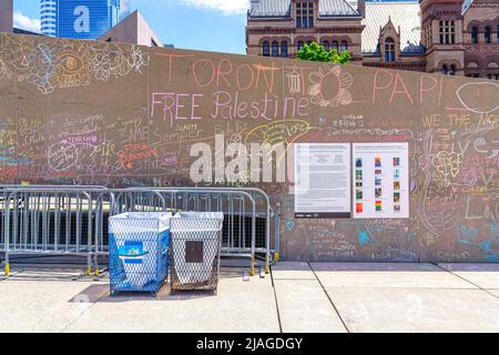 Kreidegemälde, die von Menschen in den Außenbereichen des Neuen Rathauses angefertigt wurden. Es gibt einen Text mit der Aufschrift "Free Palestine". Die Inklusiv-Initiative ist Teil Stockfoto