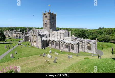 St Davids Cathedral - Eglwys Gadeiriol Tyddewi. Panoramablick auf die Kathedrale in St Davids, Haverfordwest, Wales Stockfoto