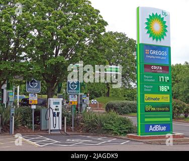 Frankley Services M5 in Richtung Norden, BP Tankstelle Benzinpreise, Dieselpreise, mit Greggs, Adblue, neben Gridserve Electric Highway Charging Stockfoto