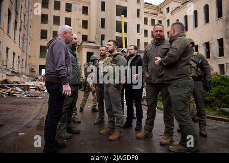 Der Präsident der Ukraine, Wolodymyr Zelenski, besuchte während einer Arbeitsreise in die Region Charkiw die Frontpositionen des ukrainischen Militärs. Der Staatschef machte sich mit der operativen Situation im Zuständigkeitsbereich der entsprechenden Einheiten vertraut. Wolodymyr Zelenski überreichte den Soldaten staatliche Auszeichnungen und Geschenke und sprach mit den Verteidigern der Ukraine. „Ich möchte jedem von Ihnen für Ihren Dienst danken. Sie riskieren Ihr Leben für uns alle und unseren Staat. Vielen Dank, dass Sie die Unabhängigkeit der Ukraine verteidigt haben. Passen Sie auf sich auf!“ Sagte der Präsident. Stockfoto
