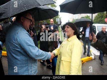 Nicht exklusiv: BUCHA, UKRAINE - 30. MAI 2022 - Catherine Colonna (R), das französische Ministerium für Europa und auswärtige Angelegenheiten, besucht Bucha auf einem Arbeitsbesuch Stockfoto