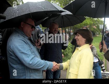 Nicht exklusiv: BUCHA, UKRAINE - 30. MAI 2022 - Catherine Colonna (R), das französische Ministerium für Europa und auswärtige Angelegenheiten, besucht Bucha auf einem Arbeitsbesuch Stockfoto