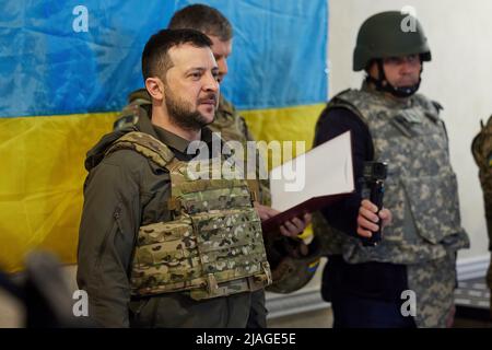 Der Präsident der Ukraine, Wolodymyr Zelenski, besuchte während einer Arbeitsreise in die Region Charkiw die Frontpositionen des ukrainischen Militärs. Der Staatschef machte sich mit der operativen Situation im Zuständigkeitsbereich der entsprechenden Einheiten vertraut. Wolodymyr Zelenski überreichte den Soldaten staatliche Auszeichnungen und Geschenke und sprach mit den Verteidigern der Ukraine. „Ich möchte jedem von Ihnen für Ihren Dienst danken. Sie riskieren Ihr Leben für uns alle und unseren Staat. Vielen Dank, dass Sie die Unabhängigkeit der Ukraine verteidigt haben. Passen Sie auf sich auf!“ Sagte der Präsident. Stockfoto