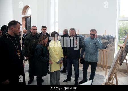 Nicht exklusiv: BUCHA, UKRAINE - 30. MAI 2022 - das französische Ministerium für Europa und auswärtige Angelegenheiten Catherine Colonna (C) ist in der Kirche des Heiligen abgebildet Stockfoto