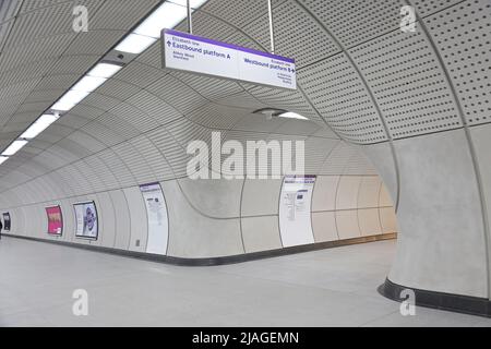 London, Großbritannien. Unterirdische Zugangstunnel an der neuen Station Tottenham Court Road Elizabeth Line (Crossrail) Stockfoto