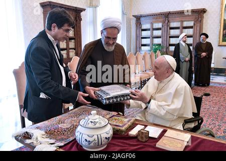 Vatikanstadt, Vatikan. 30 Mai 2022. Papst Franziskus trifft den Präsidenten der Islamischen Seminare der Islamischen Republik Iran, Ayatollah Alireza Arafi. (Foto von Vatican Media). Quelle: Vatican Media/Picciarella/Alamy Live News Stockfoto