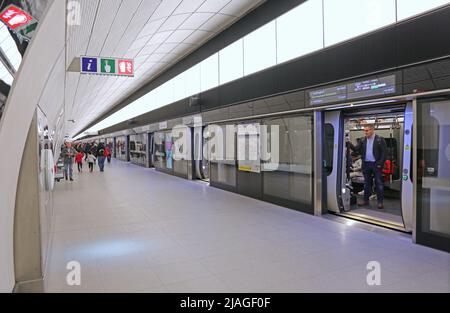 London, Großbritannien. Die neue Elizabeth Line (Crossrail) Station an der Tottenham Court Road. Zeigt den Zug am Bahnsteig mit geöffneten Türen. Stockfoto