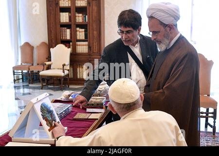 Vatikanstadt, Vatikan. 30 Mai 2022. Papst Franziskus trifft den Präsidenten der Islamischen Seminare der Islamischen Republik Iran, Ayatollah Alireza Arafi. (Foto von Vatican Media). Quelle: Vatican Media/Picciarella/Alamy Live News Stockfoto