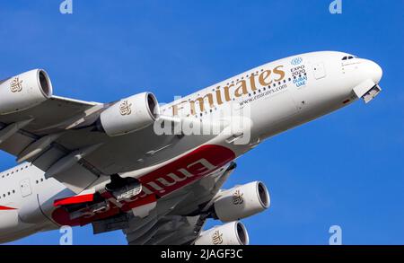 Emirates Airline Airbus A380 Passagierflugzeug, das vom Flughafen Schiphol abfliegt. Niederlande - 16. Februar 2016 Stockfoto