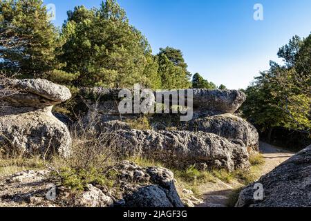 Einzigartige Felsformationen in La Ciudad Encantada oder im Naturpark Enchanted City in der Nähe von Cuenca, Castilla la Mancha, Spanien die Ciudad Encantada ist ein Geologisches Stockfoto