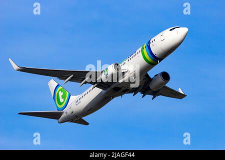 Transavia Airlines Boeing 737 NG-Passagierflugzeug starten vom Flughafen Schiphol. Niederlande - 16. Februar 2016 Stockfoto