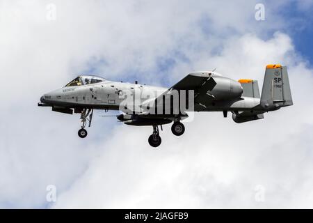 US Air Force A-10A Thunderbolt II Kampfjet vom Luftwaffenstützpunkt Spangdahlem bei endgültiger Annäherung. Stockfoto