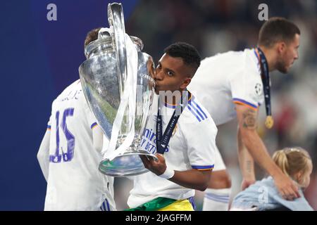 Saint-Denis, Frankreich. 28.. Mai 2022. Rodrygo geht (Real) Fußball: Rodrygo küsst sich nach dem Gewinn des UEFA Champions League Finales zwischen dem FC Liverpool 0-1 Real Madrid CF im Stade de France in Saint-Denis, Frankreich, zur Trophäe. Quelle: Mutsu Kawamori/AFLO/Alamy Live News Stockfoto