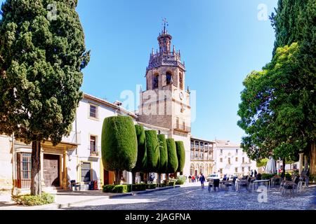 Ronda, Malaga, Spanien - Menschen entspannen in Cafés auf der Plaza de Pedro Perez Clotet neben der Kathedrale Kirche Santa Maria Mayor Stockfoto
