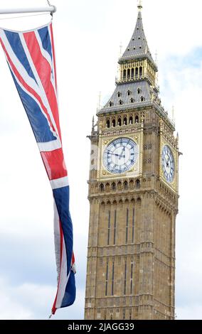 London, Großbritannien. 28.. Mai 2022. Die britische Flagge fliegt vor dem Big Ben. Anlässlich des Platin-Jubiläums der Königin, dem 70.. Jahrestag ihrer Thronbesteigung, findet vom 2. Bis 5. Juni ein spezielles erweitertes Platin-Jubiläumswochenende statt. Quelle: Waltraud Grubitzsch/dpa/Alamy Live News Stockfoto
