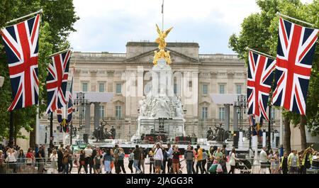 London, Großbritannien. 28.. Mai 2022. Viele Flaggen säumen den breiten Boulevard Regent Street, der zum Buckingham Palace (M) führt. Anlässlich des Platin-Jubiläums der Königin, dem 70.. Jahrestag ihrer Thronbesteigung, findet vom 2. Bis 5. Juni ein spezielles erweitertes Platin-Jubiläumswochenende statt. Quelle: Waltraud Grubitzsch/dpa/Alamy Live News Stockfoto