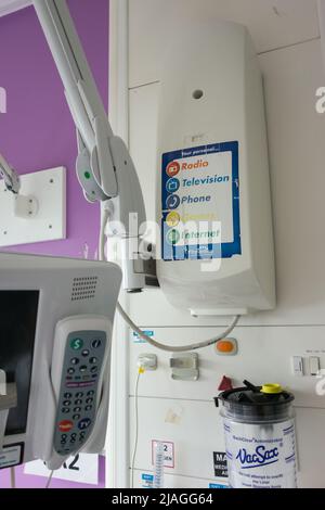 Nahaufnahme eines nicht funktionsfähigen Hospedia-Bettseitfernsehsystems, Telefons und Unterhaltungssystems im Kingston Hospital, London, England, Großbritannien Stockfoto