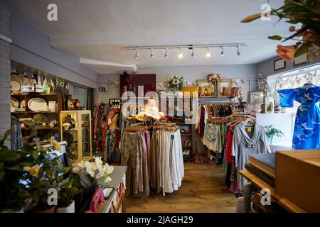 Interieur Von Charity Shop Oder Thrift Store Verkauf Von Gebrauchter Und Nachhaltiger Kleidung Und Haushaltswaren Stockfoto