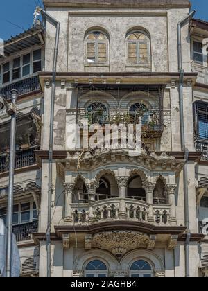 03 05 2022 Niederwinkel-Ansicht Balkon des alten Hauses Pannalal Terace an einer Ecke in Grantroad Mumbai Maharashtra Indien. Stockfoto