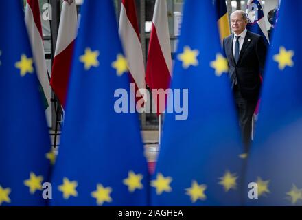 Brussels, Belgium, 2022-05-30 14:43:30 BRÜSSEL - Bundeskanzler Olaf Scholz spricht vor einem zusätzlichen zweitägigen Gipfel des Europäischen Rates vor der Presse. Die Staats- und Regierungschefs der EU-Länder diskutieren die Energie- und Nahrungsmittelkrise und die Lücken in der europäischen Verteidigung. Sie suchen auch nach einem Ausweg aus der Pattsituation wegen eines Embargos gegen russisches Öl. ANP BART MAAT niederlande Out - belgien Out Stockfoto