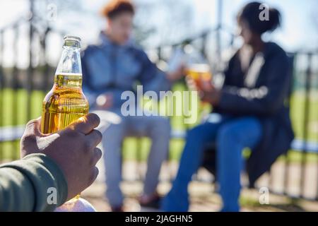 Nahaufnahme Von Minderjährigen Teenagern, Die Alkohol Im Park Trinken Stockfoto