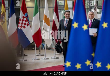 Brussels, Belgium, 2022-05-30 15:09:28 BRÜSSEL - der ungarische Premierminister Viktor Orban spricht die Presse vor einem zusätzlichen zweitägigen Gipfel des Europäischen Rates an. Die Staats- und Regierungschefs der EU-Länder diskutieren die Energie- und Nahrungsmittelkrise und die Lücken in der europäischen Verteidigung. Sie suchen auch nach einem Ausweg aus der Pattsituation wegen eines Embargos gegen russisches Öl. ANP BART MAAT niederlande Out - belgien Out Stockfoto