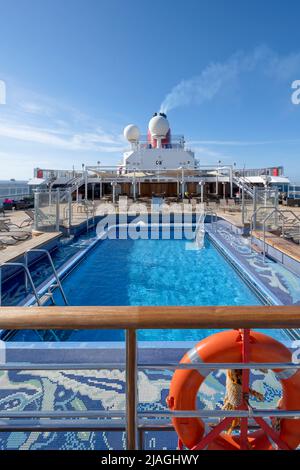 Ein Freiluft-Swimmingpool auf dem Oberdeck von Cunards Luxusliner, RMS Queen Elizabeth