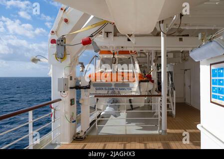 Rettungsboot, das an der Seite des Luxus-Cunard-Liners RMS Queen Elizabeth hängt Stockfoto