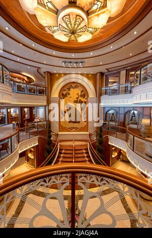 Der Hafenbogen der ursprünglichen Queen Elizabeth, dargestellt in der Intarsien von David Linley und Teil der Grand Lobby des neuen Queen Elizabeth-Kreuzfahrtschiffs Stockfoto