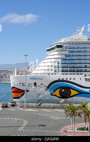 Das riesige deutsche Kreuzschiff AIDAnova, liegt im Kreuzfahrtterminal in Las Palmas, der Hauptstadt von Gran Canaria, den Kanarischen Inseln, Spanien Stockfoto