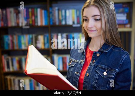 Junge Frau Oder Student, Die Bücher Im Buchladen Durchsuchen Stockfoto