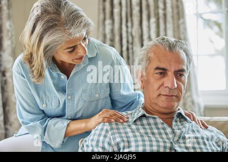 Reife Frau trösten Menschen mit Depressionen zu Hause Stockfoto