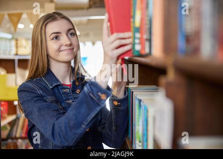 Junge Frau Oder Student, Die Bücher Im Buchladen Durchsuchen Stockfoto