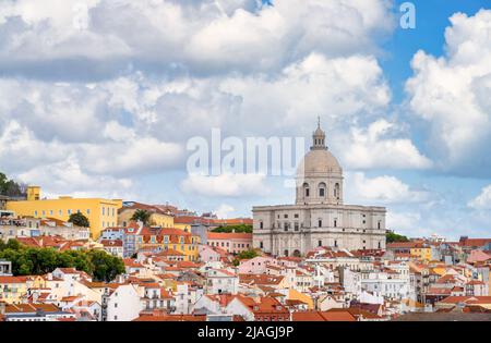 Blick auf die Kirche Santa Engrácia in Lissabon, Portugal. Auch bekannt als das Nationale Pantheon, sind hier wichtige Portugiesen begraben Stockfoto