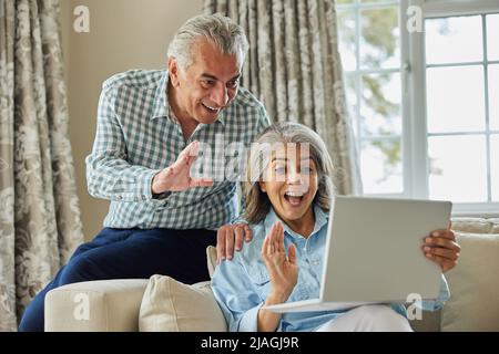 Reifes Paar Zu Hause Mit Video Chat Mit Familie Stockfoto