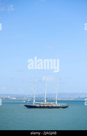 Drei-Mast-Jacht, die auf dem Fluss Tejo vor der Küste von Lissabon, Portugal, festgemacht ist Stockfoto