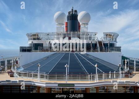 Blick über das Oberdeck und die Queens Lounge auf Cunards Luxusliner, dem RMS Queen Elizabeth Stockfoto