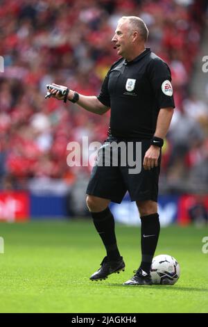 London, Großbritannien. 29.. Mai 2022. Schiedsrichter Jon Moss beim Championship Play-Off Final Huddersfield Town gegen Nottingham Forest am 29.. Mai 2022 im Wembley Stadium, London, Großbritannien. Kredit: Paul Marriott/Alamy Live Nachrichten Stockfoto