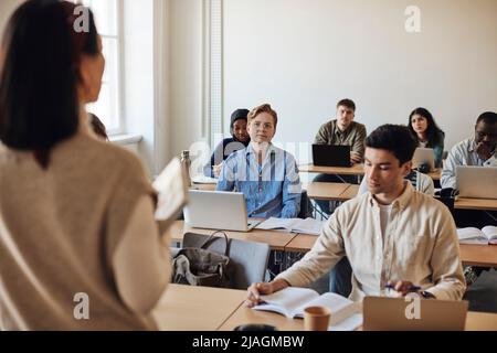 Multirassische Studenten, die Vorlesungen im Klassenzimmer der Universität besuchen Stockfoto