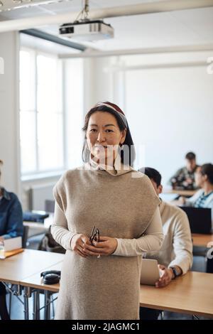 Porträt einer Professorin im Klassenzimmer Stockfoto