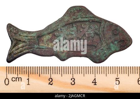 Antikes chinesisches Bronzeamulett in Form von Fischen für Viel Glück. Isoliert auf Weiß Stockfoto