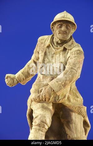 Erinnerung. Ersten Weltkrieg Denkmal in der Market Square von Montlhéry. Die Bronzestatue zeigt einen französischen Infanteristen eine Granate zu werfen. Frankreich. Stockfoto