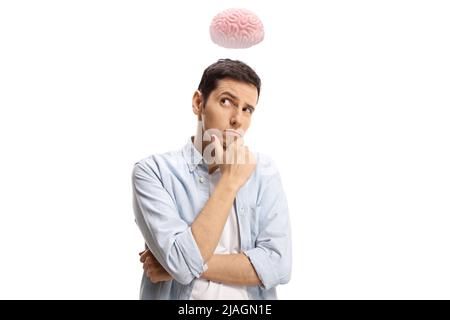 Lässiger junger Mann mit einem Gehirn über seinem Kopf isoliert auf blauem Hintergrund Stockfoto