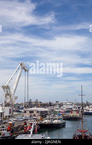 Kapstadt Waterfront Basin mit Booten und Gebäuden, Südafrika Stockfoto